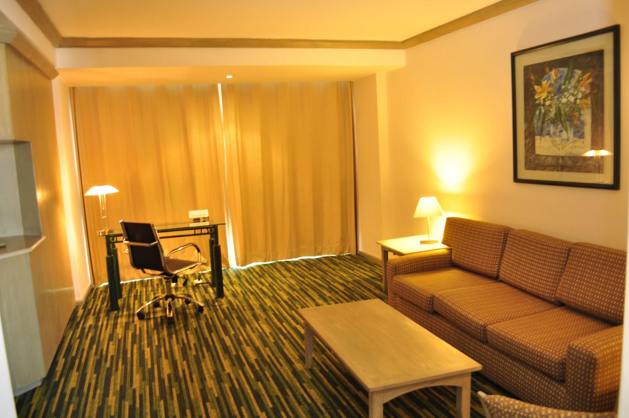 Radisson Paraiso Hotel Mexiko-Stadt Exterior foto A living room in a typical hotel suite