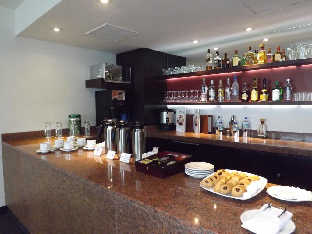 Radisson Paraiso Hotel Mexiko-Stadt Exterior foto The bar at the lounge