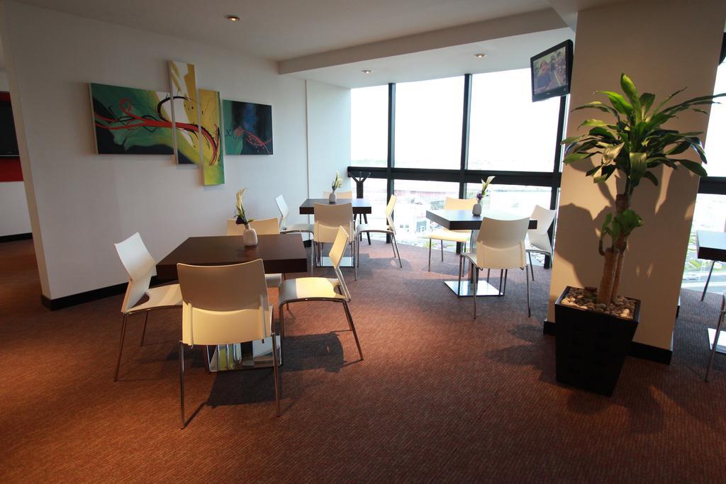 Radisson Paraiso Hotel Mexiko-Stadt Exterior foto The lounge at the airport